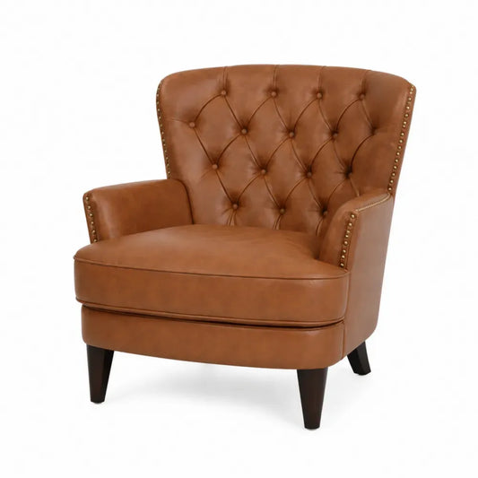Silla butaca individual tapizada en piel sintética PU marrón con respaldo capitoné patas de madera oscura y tachuelas doradas 85 cm alto 75 cm ancho 78 cm fondo