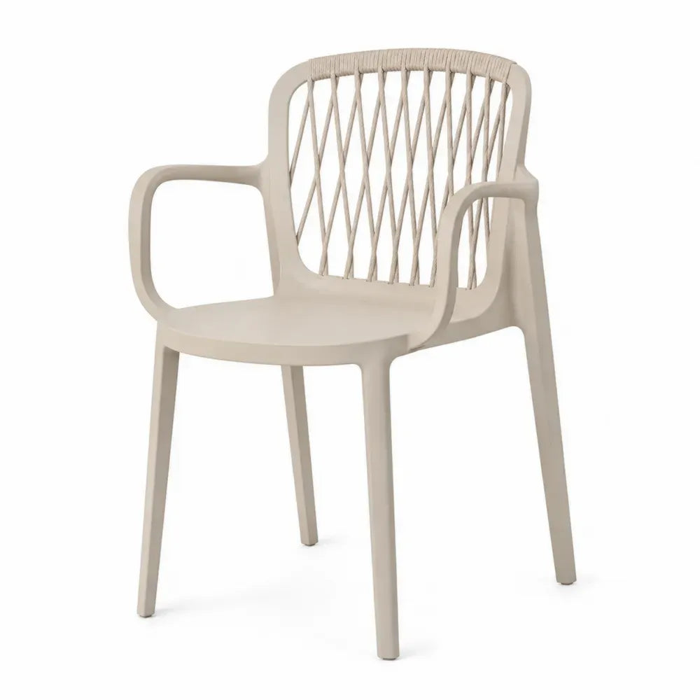 Silla de exterior apilable de PP beige claro con reposabrazos respaldo de cuerda PE y medidas 56 x 60 x 82 cm