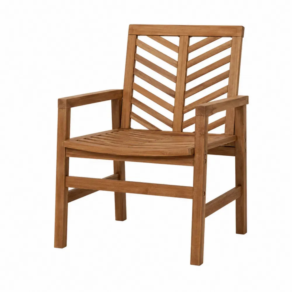 silla de exterior de madera maciza de acacia color madera natural con respaldo de listones en patrón chevron y reposabrazos integrados 60 cm largo 55 cm ancho 85 cm alto