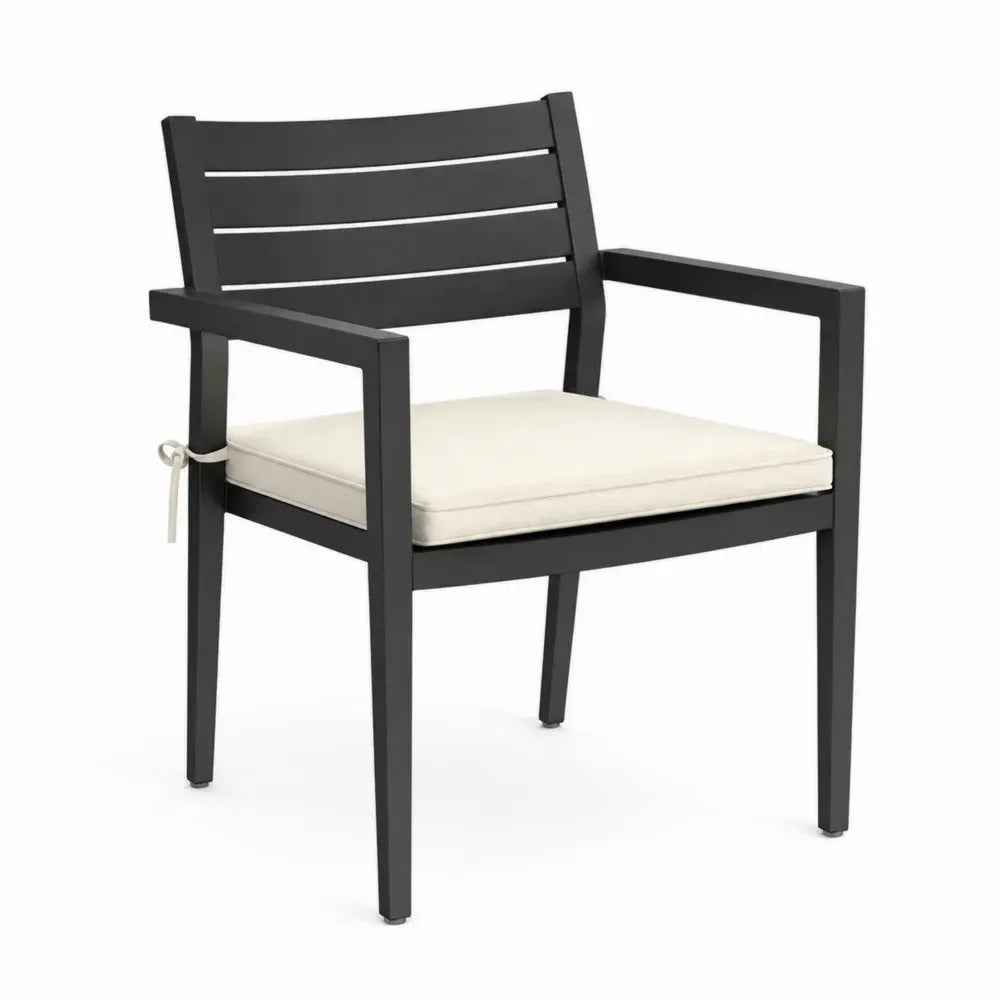 Silla de exterior de aluminio negro con cojín de asiento beige reposabrazos 82 cm alto 58 cm ancho 60 cm fondo